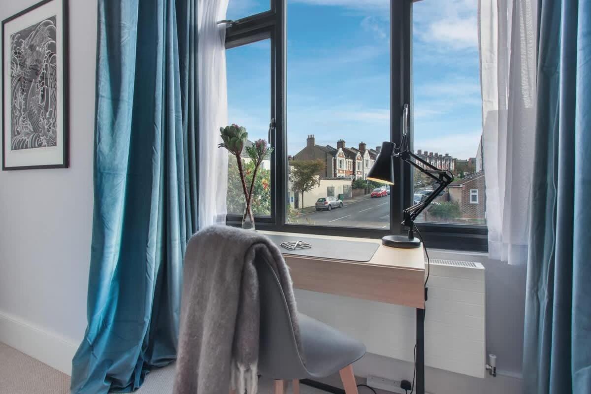 Modern Double Bedroom In City Apartment Room 1 Londres Exterior foto